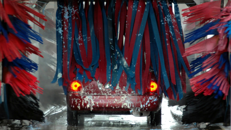 Waschanlage oder professionelle Autopflege – Was ist wirklich besser für Ihr Auto?